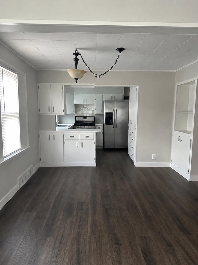 Building Photo - 2015 25th St Unit Lower
