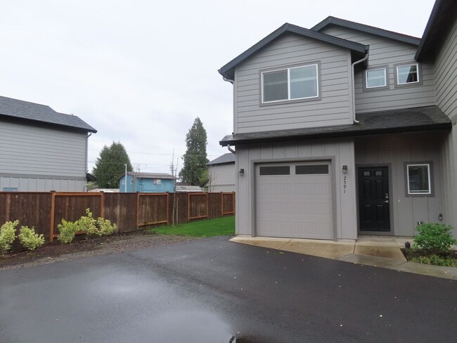 Building Photo - 2587Justine - FH Unit 2591