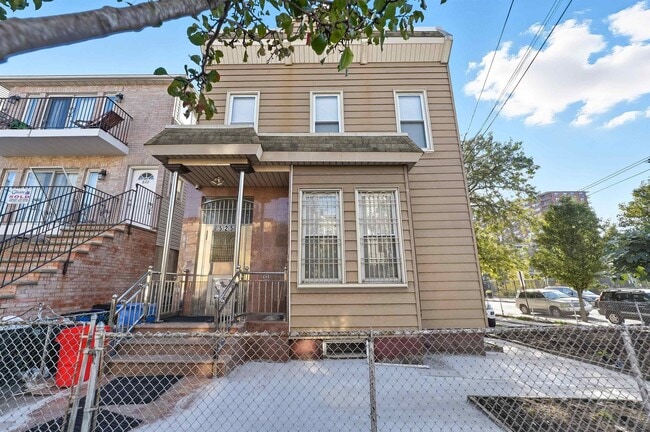 Building Photo - 525 7th St Unit 2
