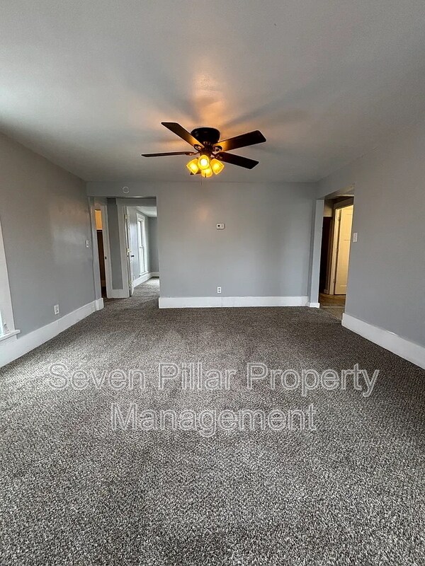Photo - 703 E 4th St