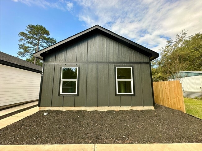 Building Photo - 11555 Persimmon St