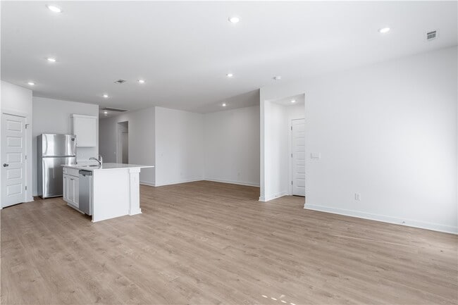 Photo - 103 S Maroon Ave