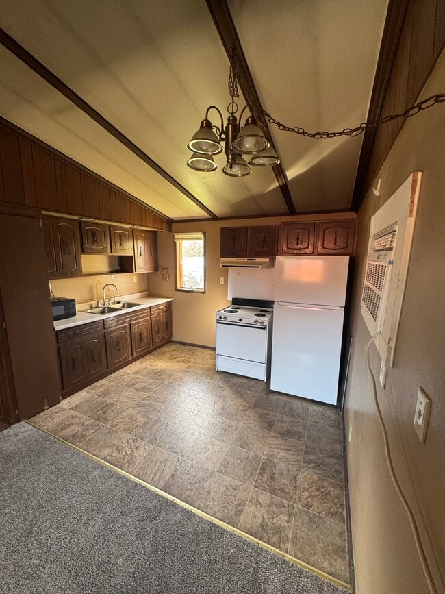 Building Photo - SR 15 Unit 4