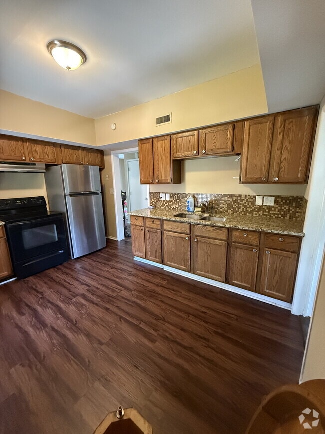 Building Photo - Charming 2 Bedroom Upper in Port Washington! Unit Upper Rental