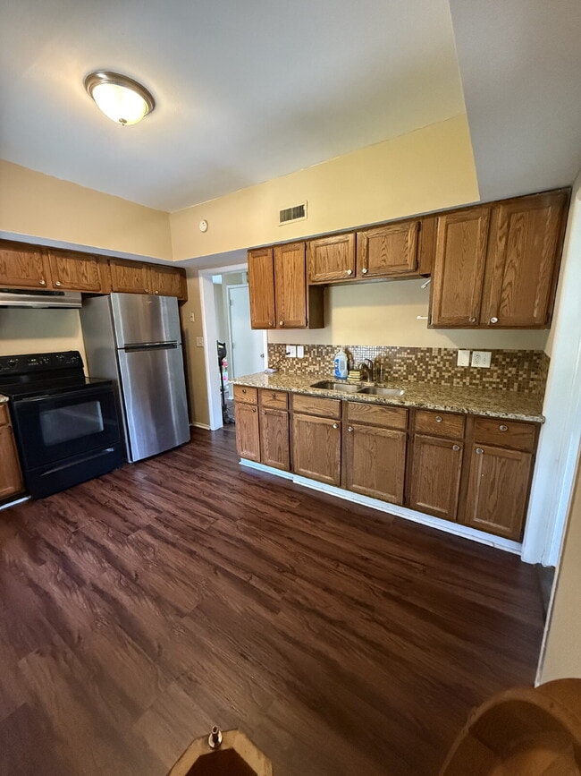 Charming 2 Bedroom Upper in Port Washington! - Charming 2 Bedroom Upper in Port Washington! Apartment Unit Upper