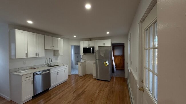 Building Photo - 21 Locust St Unit 2