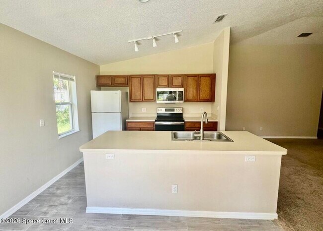 Photo - 1072 Flintlock Ave SE