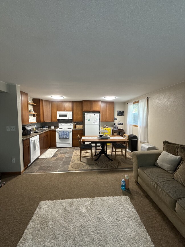 Building Photo - 712 7th St SE Unit 4 Rental