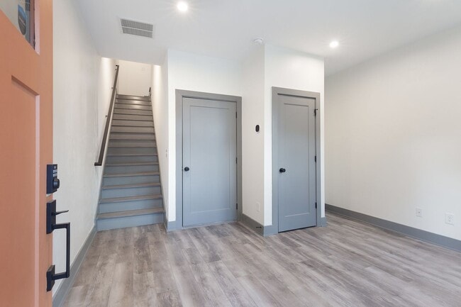 Photo - Beautiful 2bd/2.5ba Contemporary Townhome ...