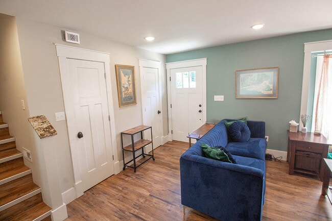 3104 Oak Lawn Dr