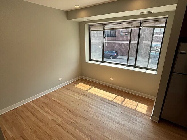 Photo - 2245 W Barry Ave Unit APT 2C