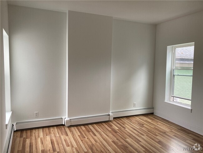 Building Photo - 90 Tracy St Rental