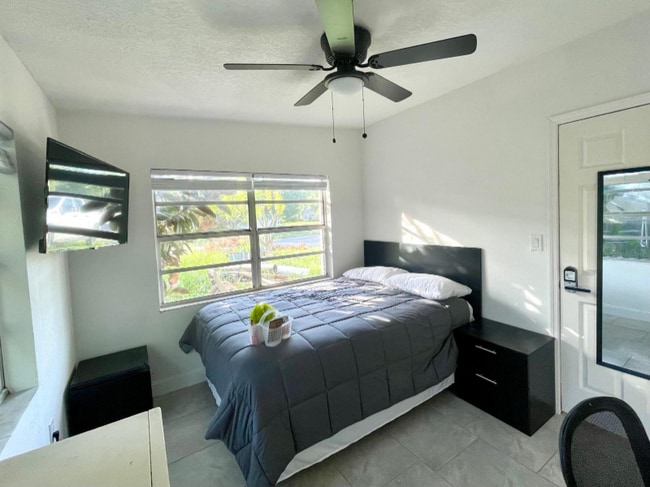 Photo - 702 Malcom Rd