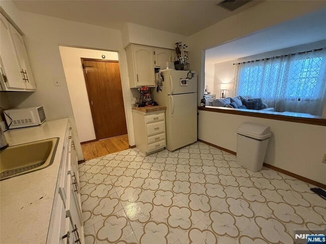 Building Photo - 53-67 Newark Pompton Turnpike Unit 65 C Rental