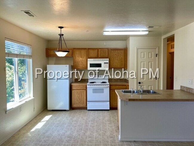 Photo - 1047 W Pine Ave