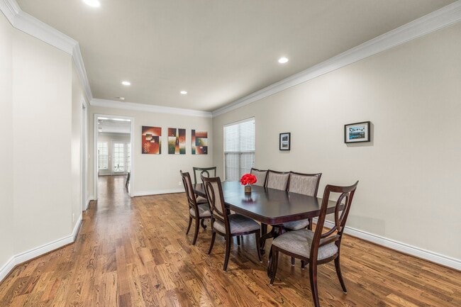 Photo - 821 W 26th St