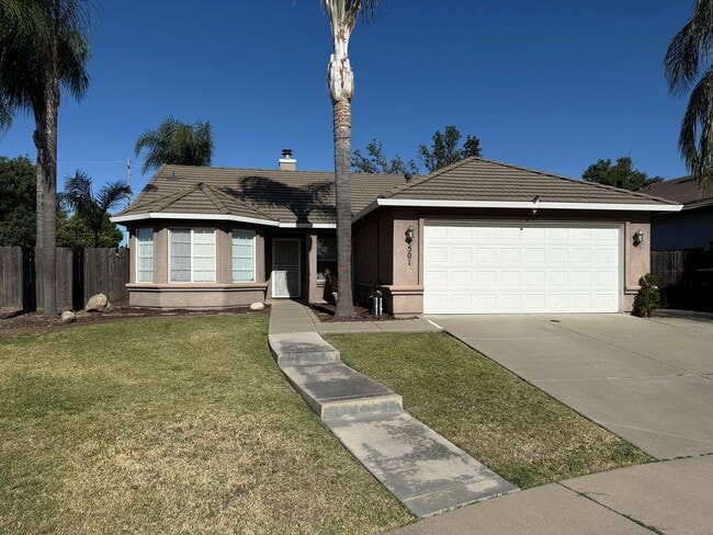 Single story home with a pool! - Single story home with a pool!