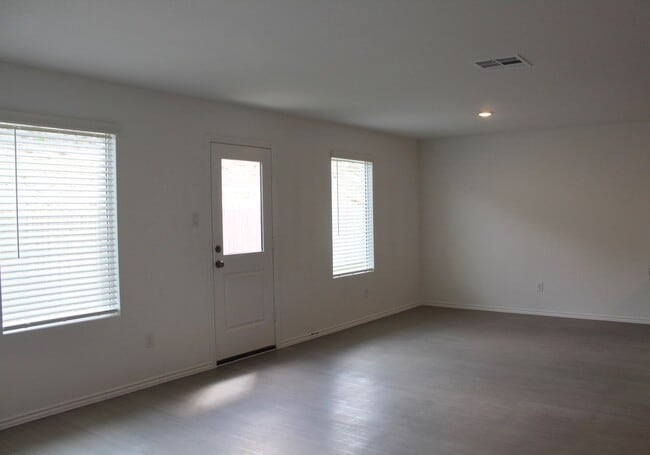 Photo - 5 bedroom, 3 bath, and over 2000 sqft!!!!