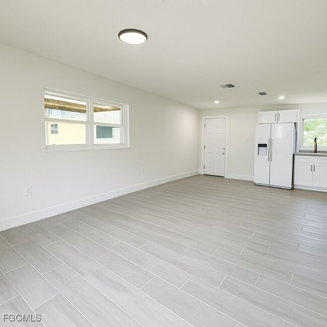 Photo - 581 Wood Ave