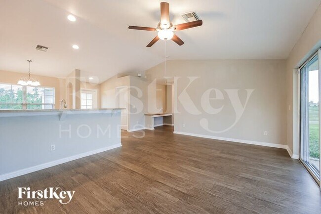 Photo - 1145 Edgewood St E