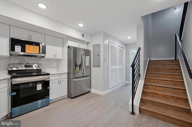 Building Photo - 2405 Ridge Ave Unit 3 Rental