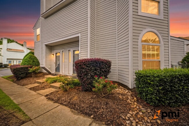 Building Photo - 2 Bed 2.5 Bath renovated townhome Virginia Beach