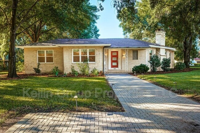 1203 Easton Dr