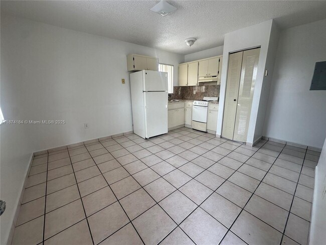 Building Photo - 290 E 7th St Unit 201 Rental