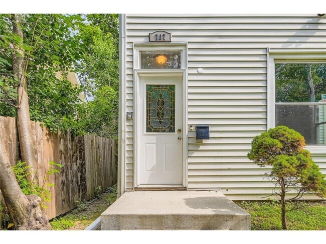 Photo - 707 Jenks Ave E