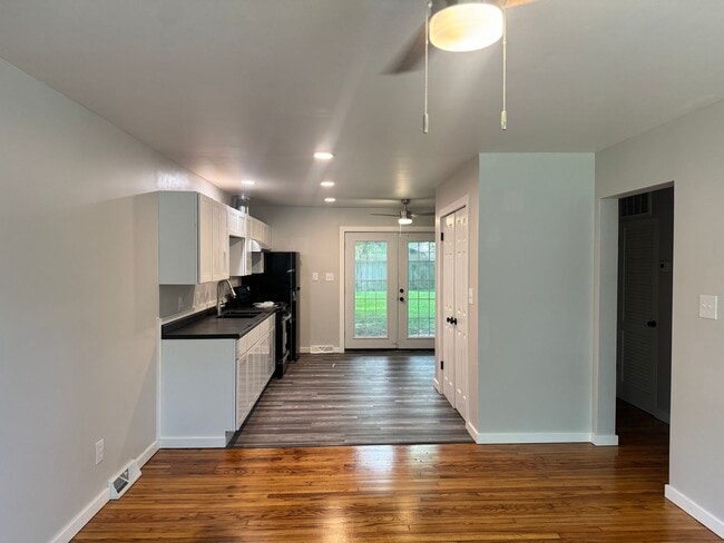 Building Photo - 1203 W Schwartz St Unit 1