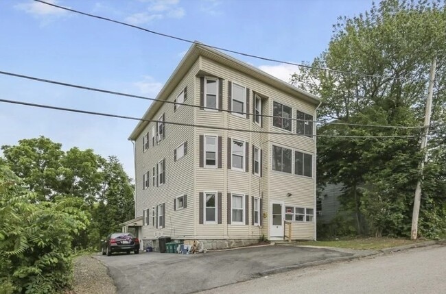 Building Photo - 30 Hemans St Unit 2