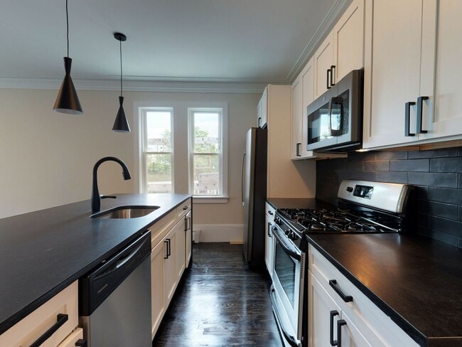 Building Photo - Enormous 5 Bedroom 2 Bath @ Mission Hill