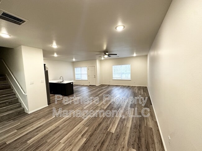 Photo - 1035 S Benchmark Ln