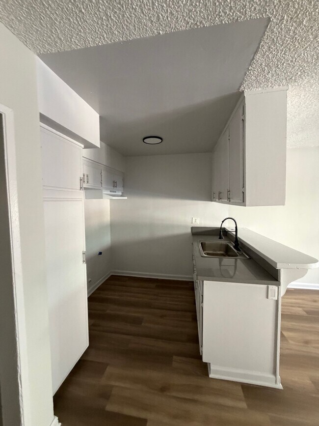 1443 W 105th St Unit 5