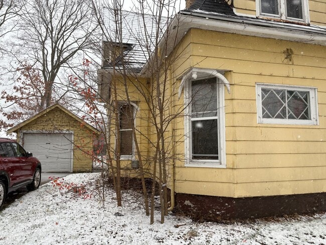 Building Photo - SPACIOUS 4 BEDROOM HOME READY TO WELCOME YOU