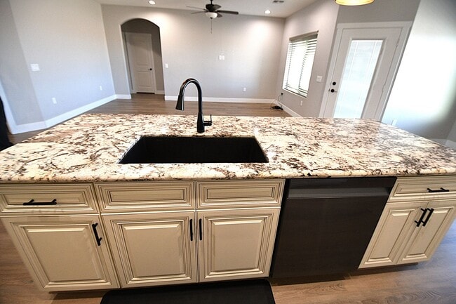 Photo - 21144 LEAVITT Ln