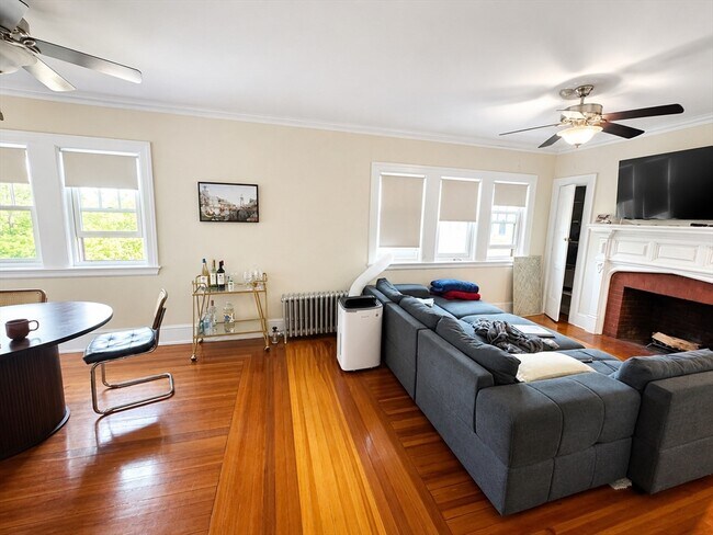 Building Photo - 1217 Beacon St Unit 7