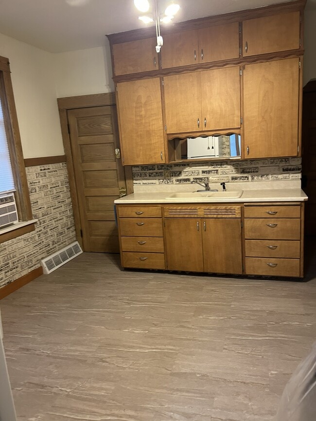 Photo - 2060 Summit Ave Unidad Lower