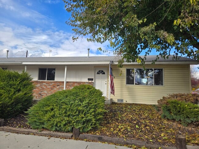 Photo - 935 Center Ave Unit Spacious Duplex