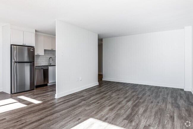 2BR, 1BA - 952SF - Living Room