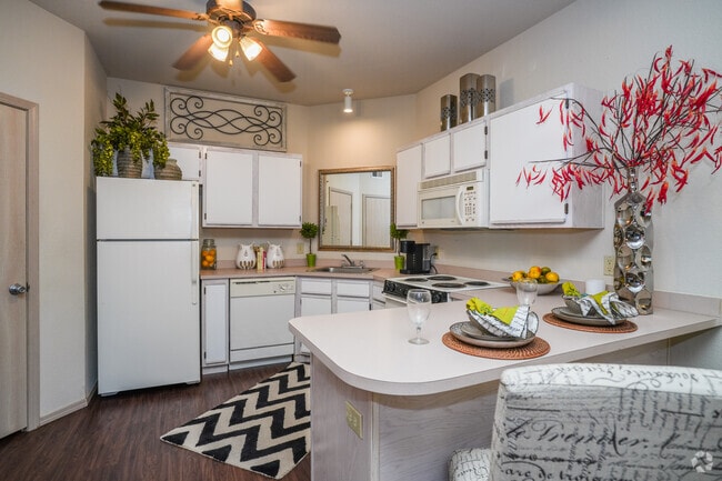 2BR, 2BA - 1093SF - Kitchen