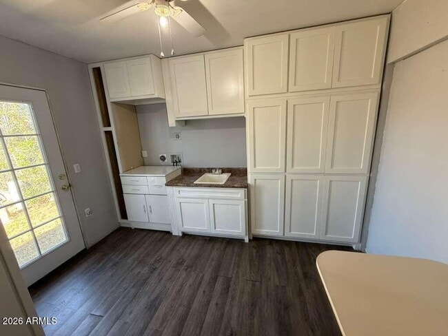 Photo - 936 E 8th St Unidad Rear