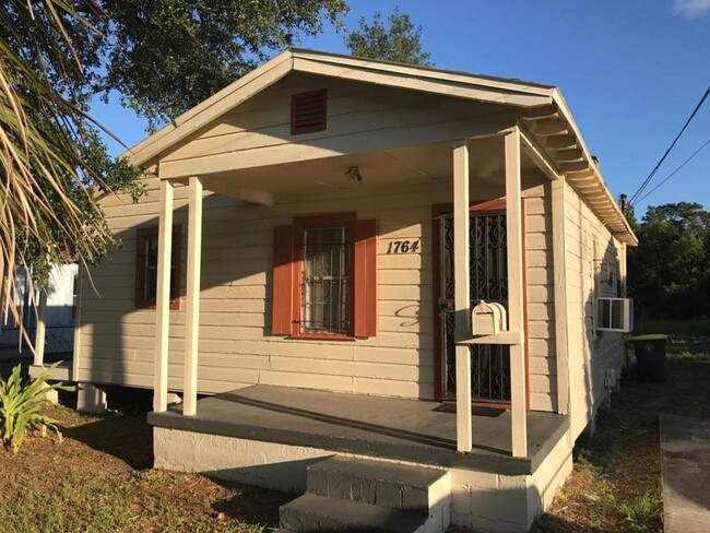 2/1 Single family house available now!! - 2/1 Single family house available now!!