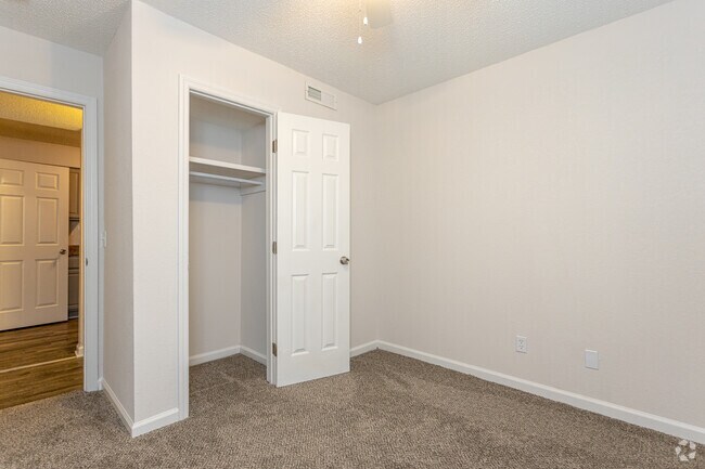 2BR, 1BA - 910SF
