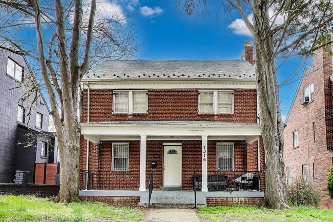 Building Photo - Van Buren St NW Unit 2- Basement Rental