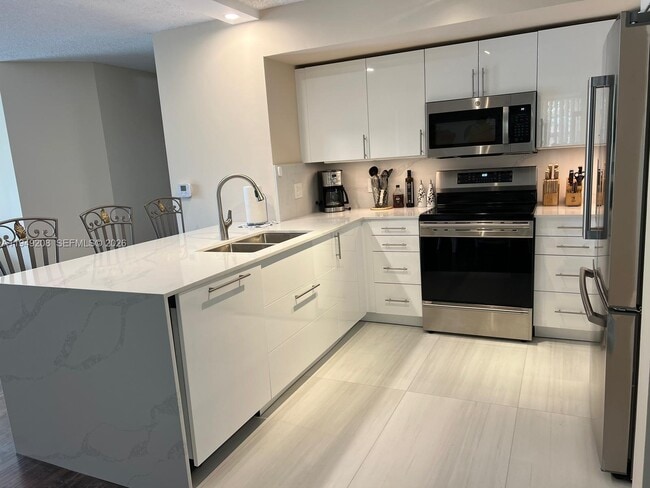 Building Photo - 19901 E Country Club Dr Unit 2202