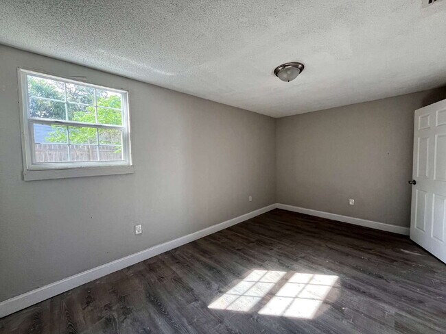 Photo - 2 Bedroom and 1 Bathroom apartment Unit B