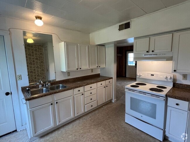 Building Photo - 310 W Arnold St Unit Lower Rental