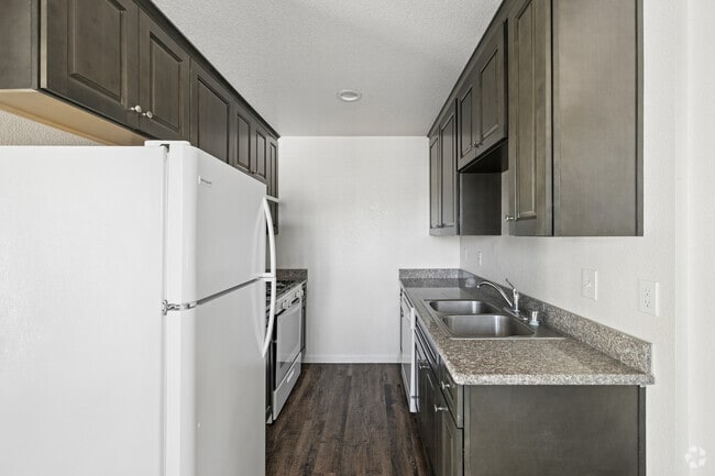1BR, 1BA - 675SF - Kitchen
