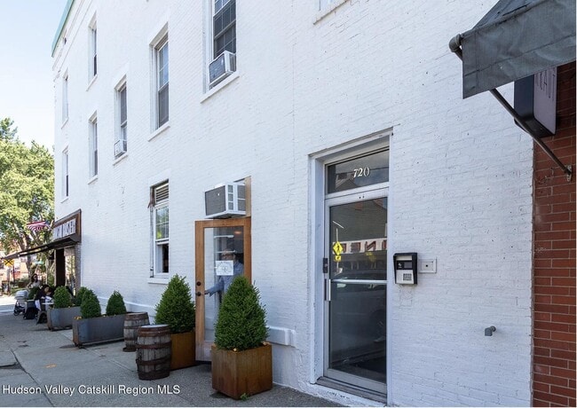 Building Photo - 720-724-724 Warren St
